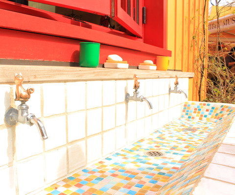 Even the faucets are themed.