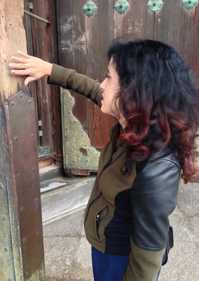 Marilyn seeing how huge the door is.