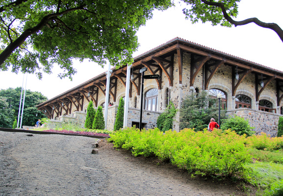 Montreal--building-s055-r4