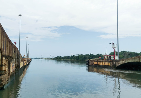 Panama--gatun_locks-s046-r3