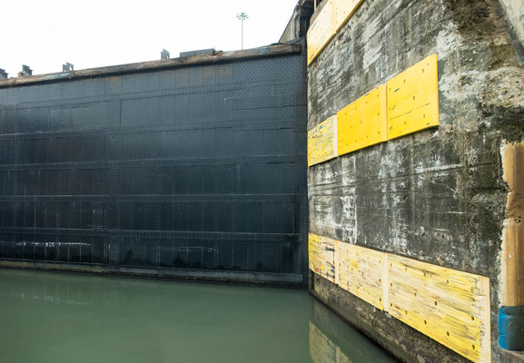 Panama--gatun_locks-s054-r4